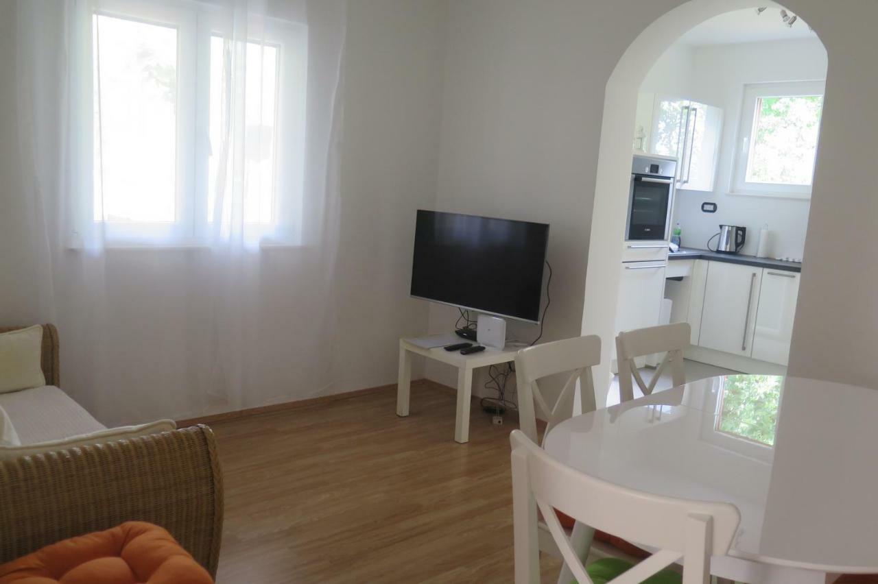 Lumbrela Apartments Starigrad Paklenica Exterior photo
